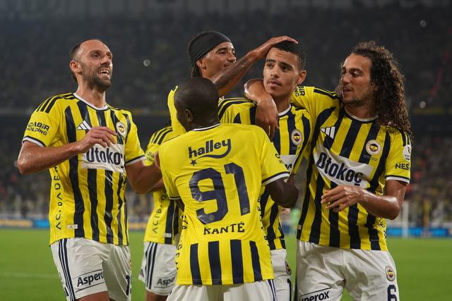 Fenerbahçe evinde hata yapmadı! Sarı-Lacivertliler Konyaspor'u 4-2 mağlup etti
