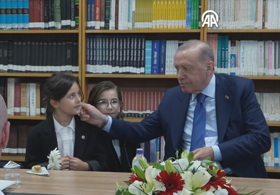 Cumhurbaşkanı Erdoğan Öğrencilerle Birlikte Türkü Söyledi