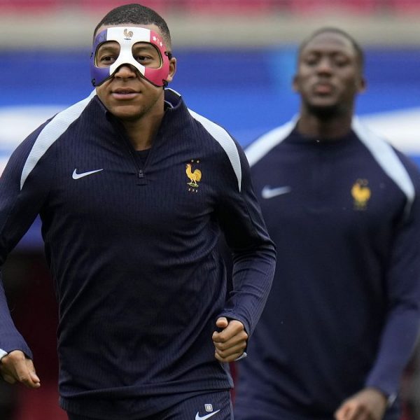 Mbappe’nin Fransa bayraklı maskesi yasaklandı