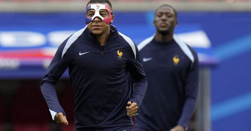 Mbappe’nin Fransa bayraklı maskesi yasaklandı