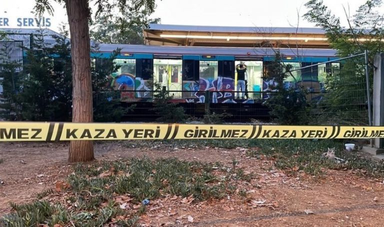 Marmaray’da intihar: Raylara atladı!