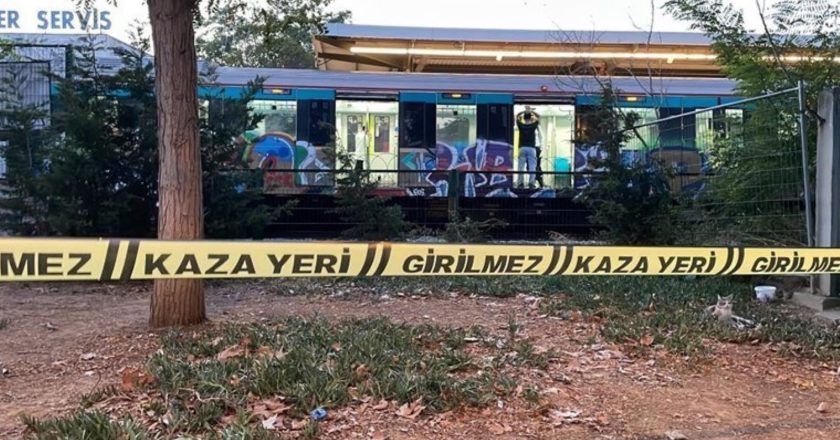 Marmaray’da intihar: Raylara atladı!