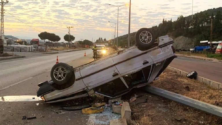 Amasya’da otomobilin elektrik direğine çarpması sonucu 4 kişi yaralandı.