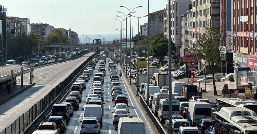 İstanbul’da metrobüs hattında yapılan yol çalışmaları trafik sıkışıklığı yarattı