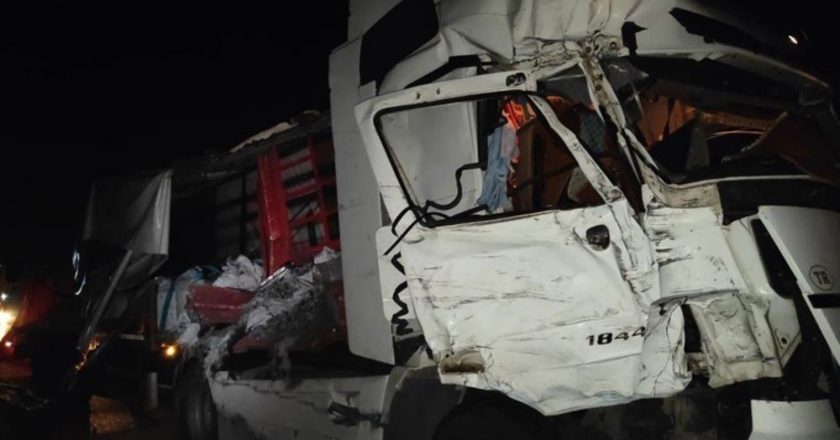 Kamyon, polis şeridinde yolcu otobüsüne çarptı: 1 yaralı – Son Dakika Türkiye Haberleri