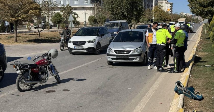 Kilis’te otomobil ile motosikletin çarpışması sonucu meydana gelen kazada 2 kişi yaralandı.