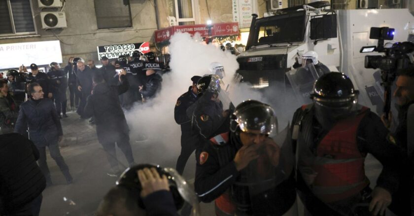 Video. Arnavutluk'un başkentinde Başbakan Edi Rama'ya karşı protestolar