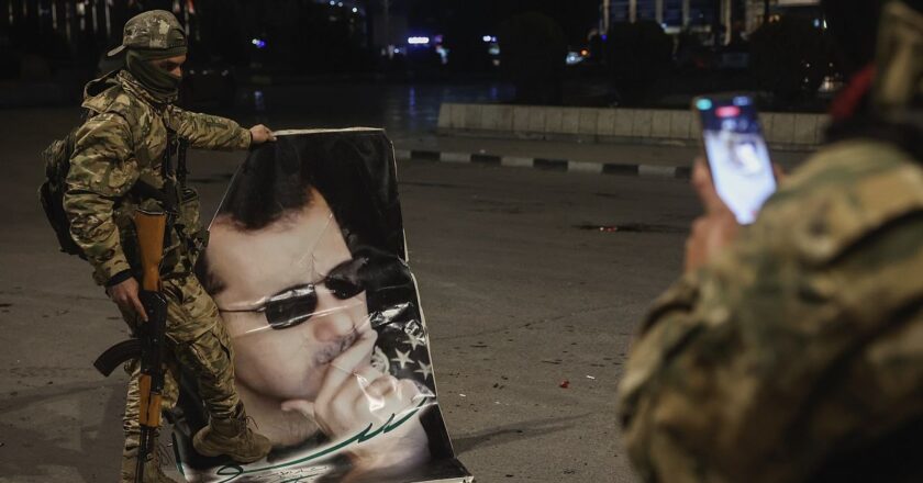 Muhalif güçler Şam'ın eteklerine doğru ilerlerken CNN “Esad'ın hiçbir yerde bulunamadığını” bildirdi.