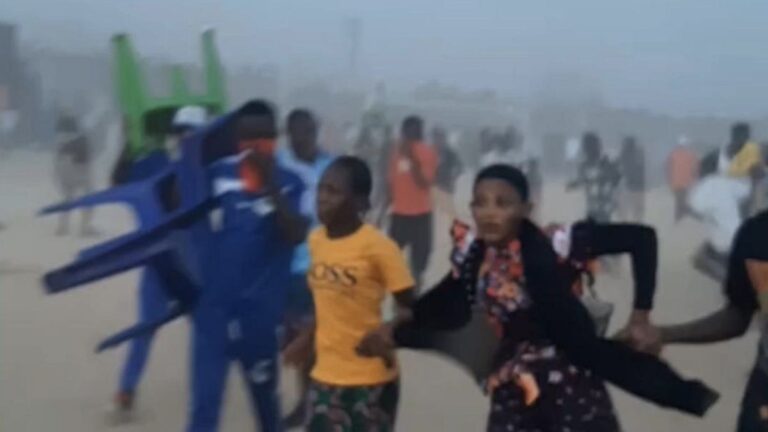 Gine'de taraftarlar tartışmaya başladı ve stadyumda kalabalığa neden oldu: düzinelerce ölüm