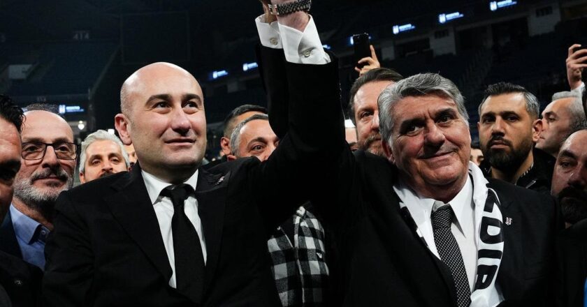 Son dakika spor haberleri | Beşiktaş'ın başkan adayları Serdal Adalı ve Hüseyin Yücel, üyeleri el ele selamladı.