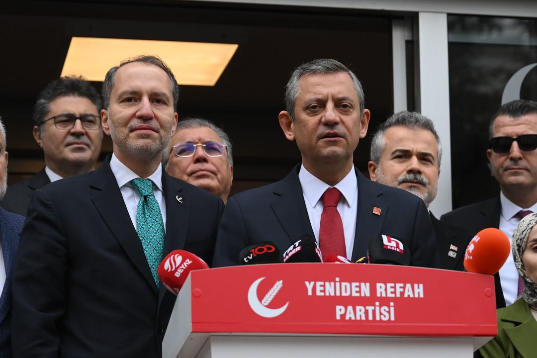 AA-20250228-37197350-37197345-chp_genel_bassak_ozel_yeniden_refah_partiy_genel_basakı_erbakanı_ziyaret_etti