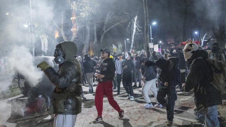 Yetkisiz etkinlikler için borsada 19 kişi tutuklandı