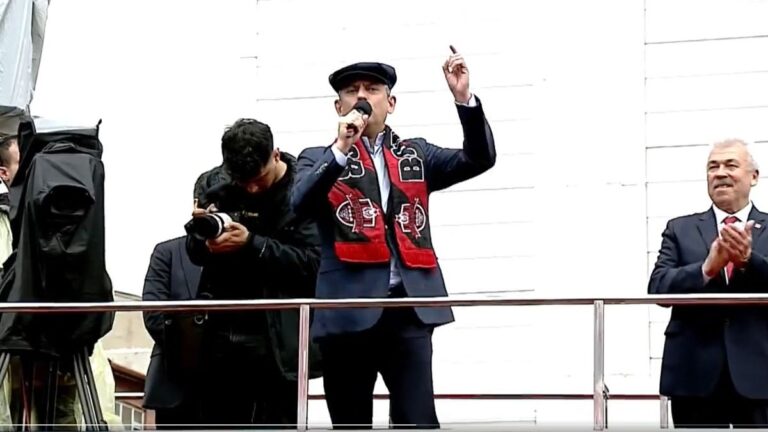 Özgür Özel, Yoezgat etkinliğinde Başkan Erdoğan’a döndü: “Bu yaptığınız korkaklık”