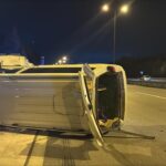 Minibüs TEM’deki bariyere çarptı