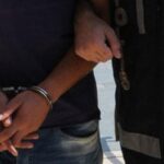 Adana’da şüpheli, evin balkonunun av tüfeği ile yakalandı.