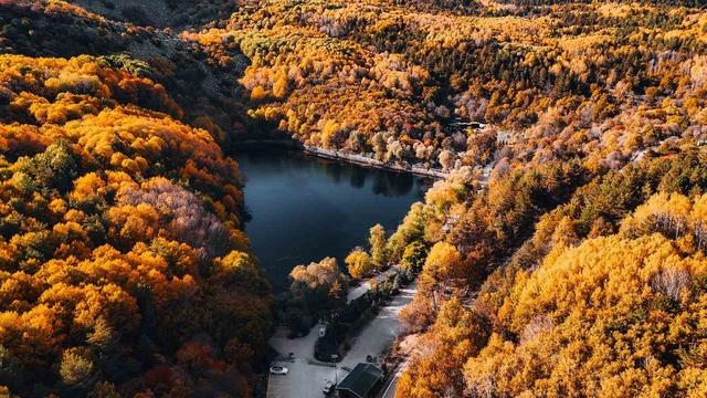 Karagöl Tabiat Parkı 2'de sonbahar renkli görüntüler yarattı