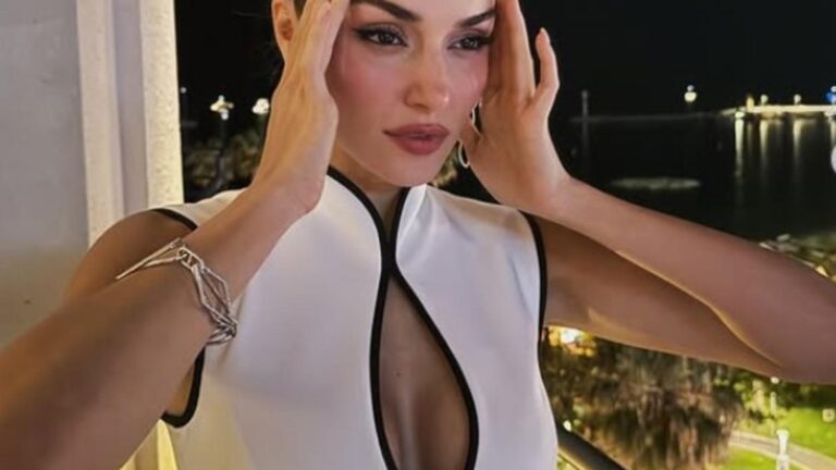 Hande Erçel son pozlarıyla yaktı geçti! Derin göğüs dekoltesi olay oldu